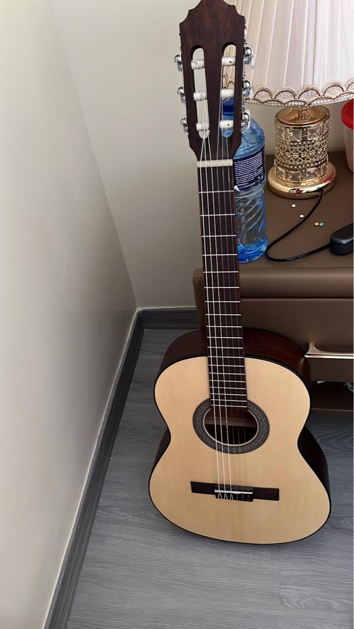 ACOUSTIC BROWN GUITER
