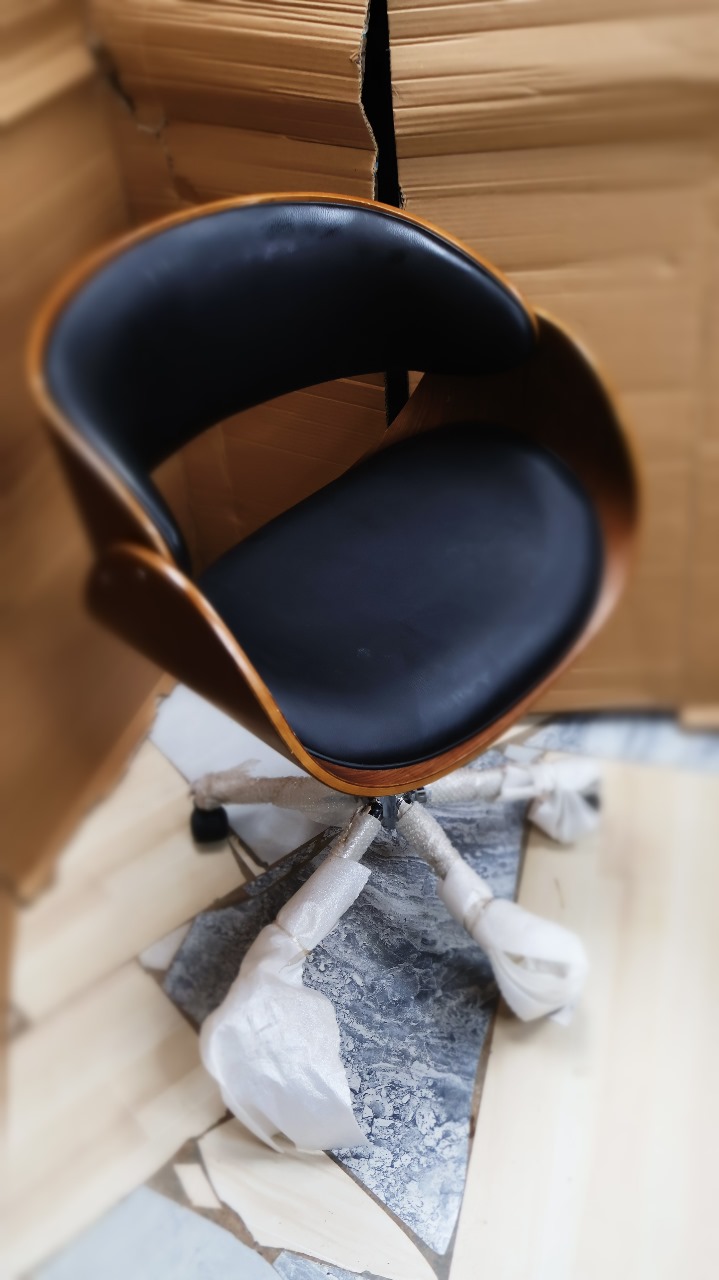 WOODEN AND LEATHER OFFICE CHAIR