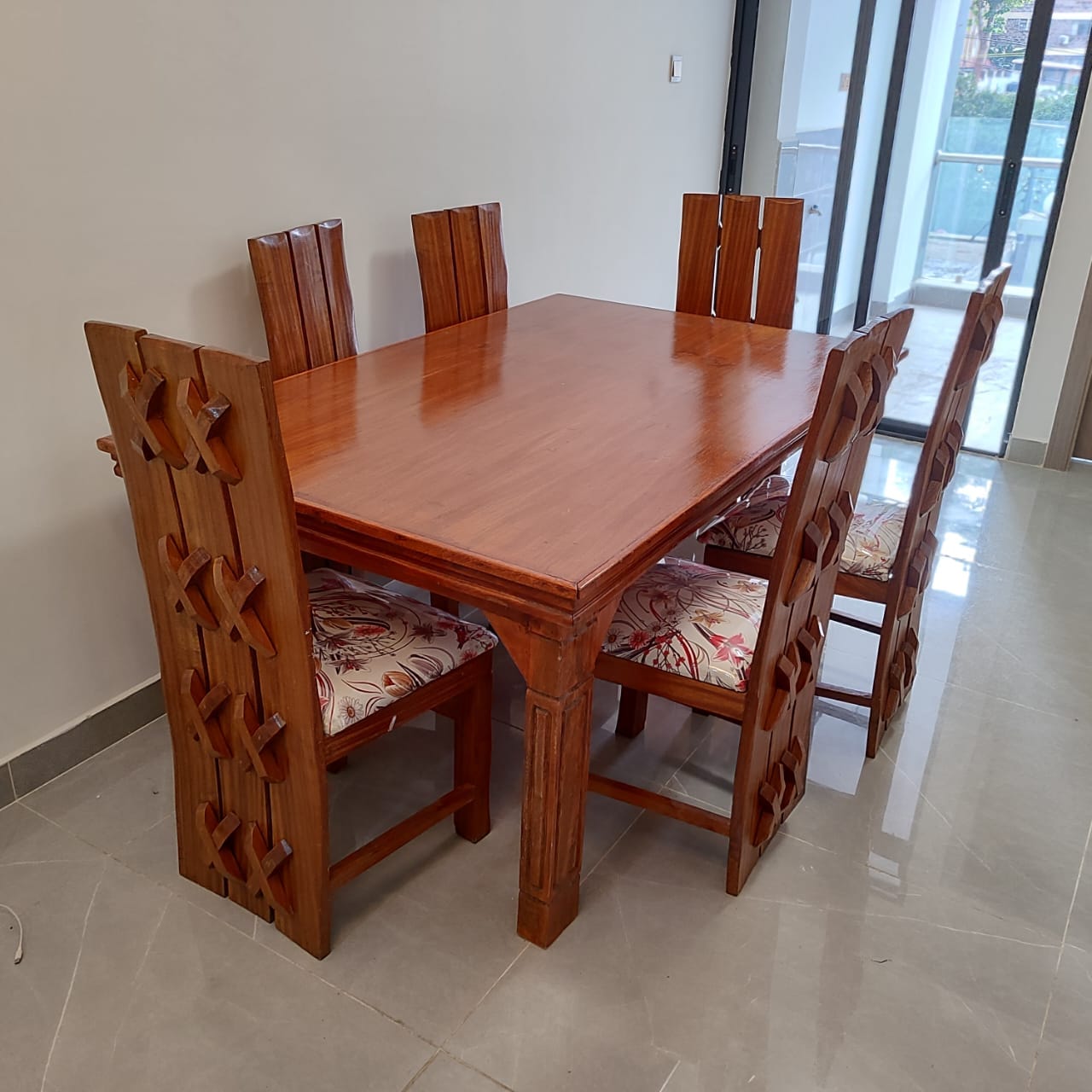 CLEAN MAHOGANY WOOD 6-SEATER DINING SET | Corido Marketplace
