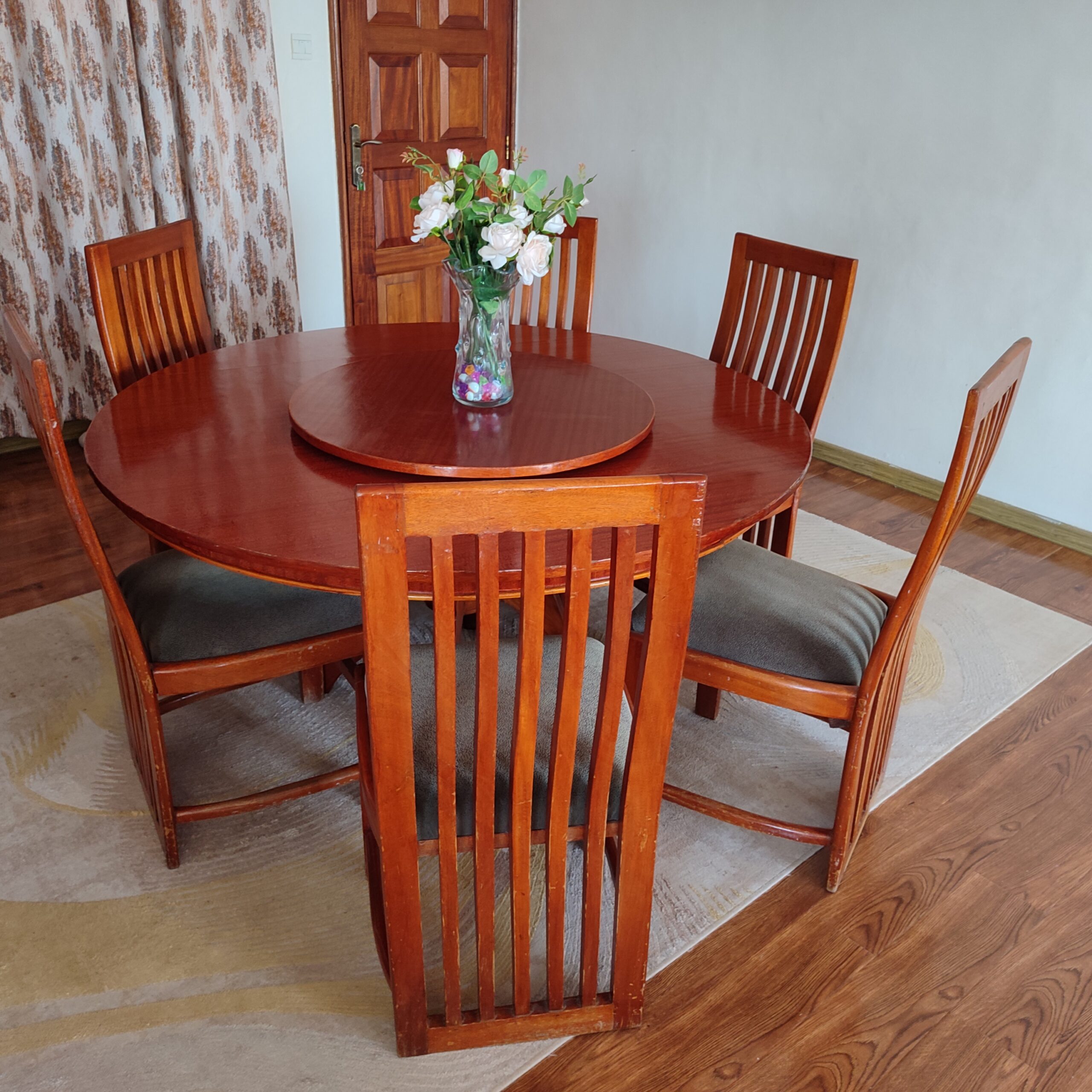 BEAUTIFUL 6-SEATER WOODEN DINING SET
