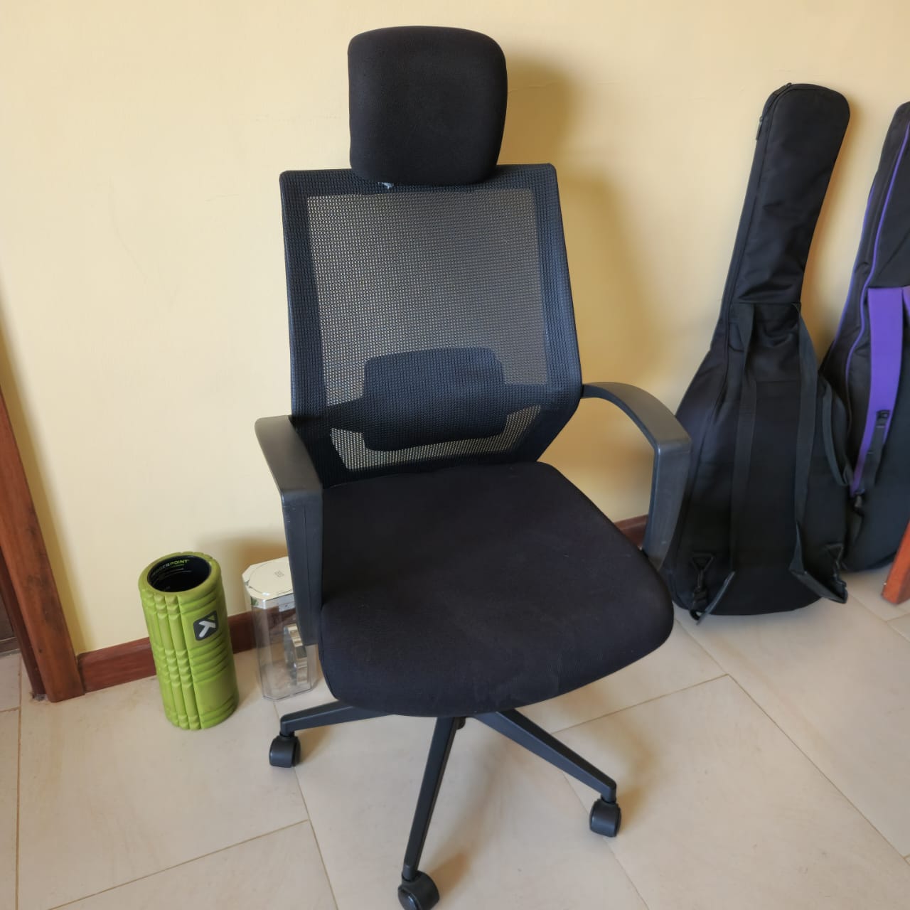 BLACK OFFICE CHAIR