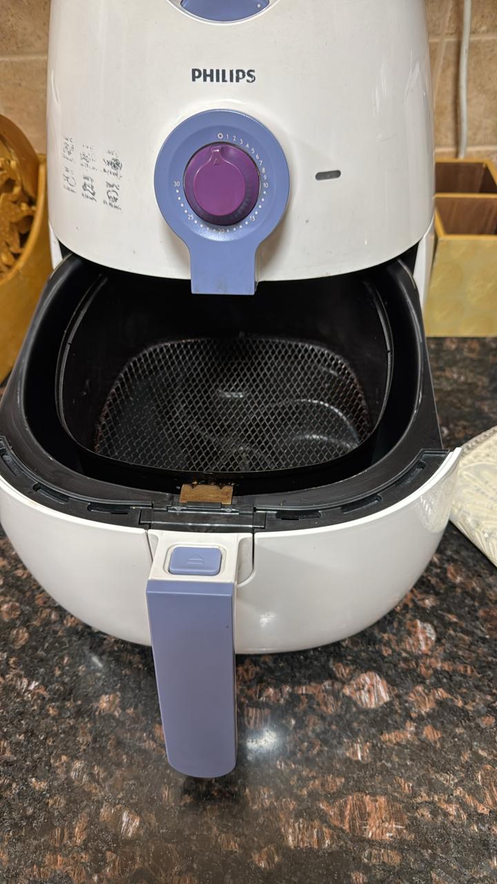 A MODERNIZED HOT AIR CONVECTION PHILIPS AIR FRIER ON SALE.