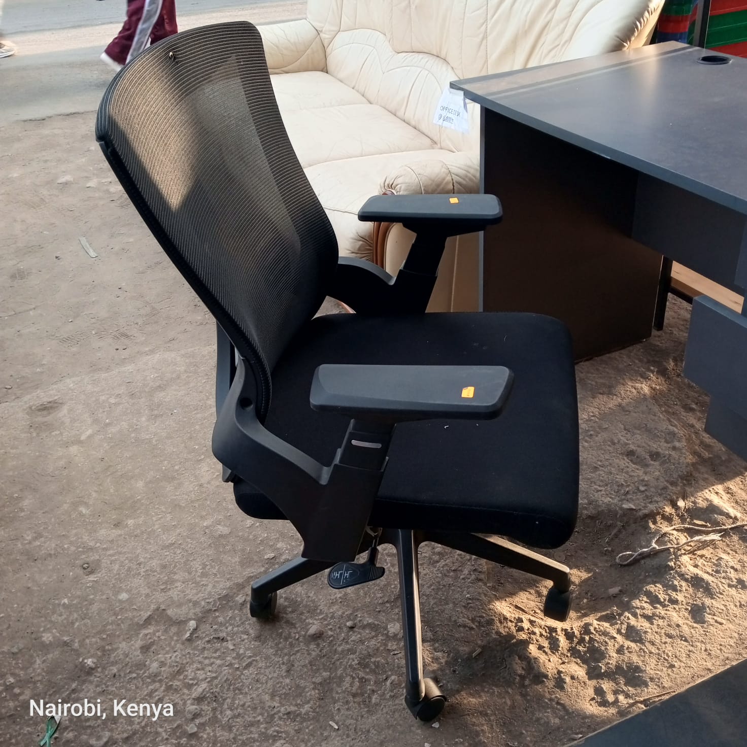 BLACK ROTATING OFFICE CHAIR