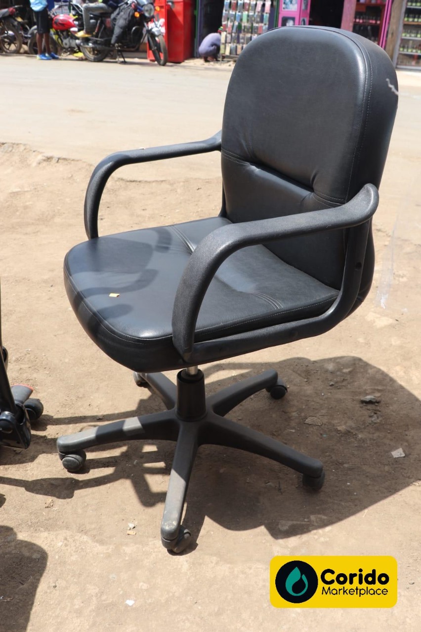 Mid-Back Executive Swivel Chair 1 Black Leatherette Office Chair