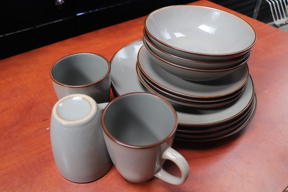Ten Piece Of Plates And Three Cups