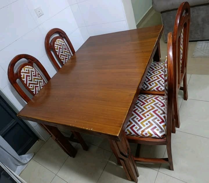 4-Seater Dinning Table 1 4-Seater Dinning Table