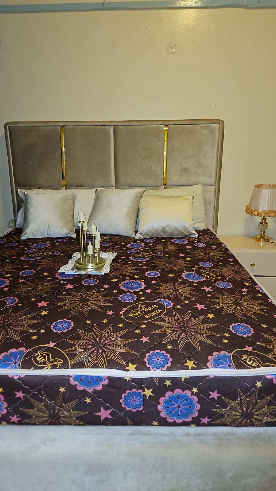 Exquisite 5x6 Chester Bed with Mattress