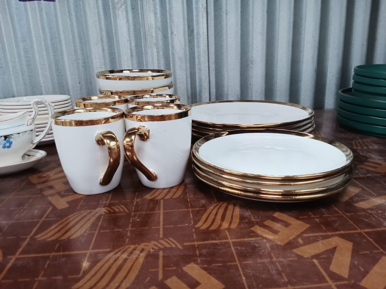 Royal White & Gold Porcelain Dinnerware Set 2 𝐑𝐨𝐲𝐚𝐥 𝐖𝐡𝐢𝐭𝐞 & 𝐆𝐨𝐥𝐝 𝐏𝐨𝐫𝐜𝐞𝐥𝐚𝐢𝐧 𝐃𝐢𝐧𝐧𝐞𝐫𝐰𝐚𝐫𝐞 𝐒𝐞𝐭