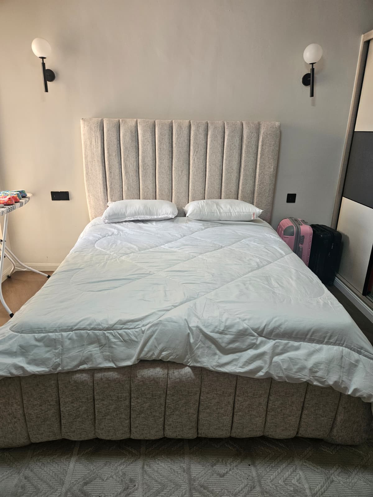 Exquisite 5x6 Cream Chester Bed With Mattress