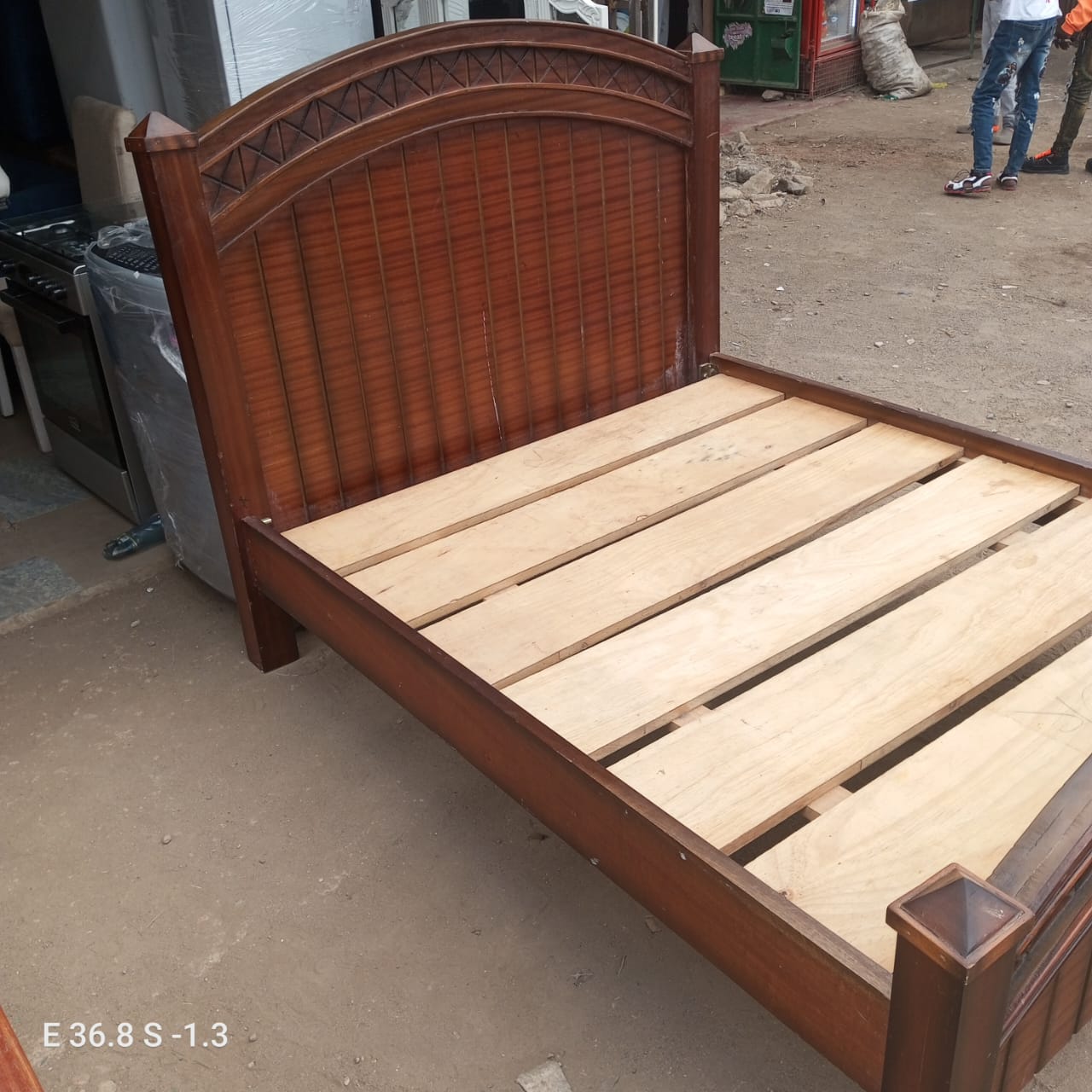5 by 6 brown mahogany bed 