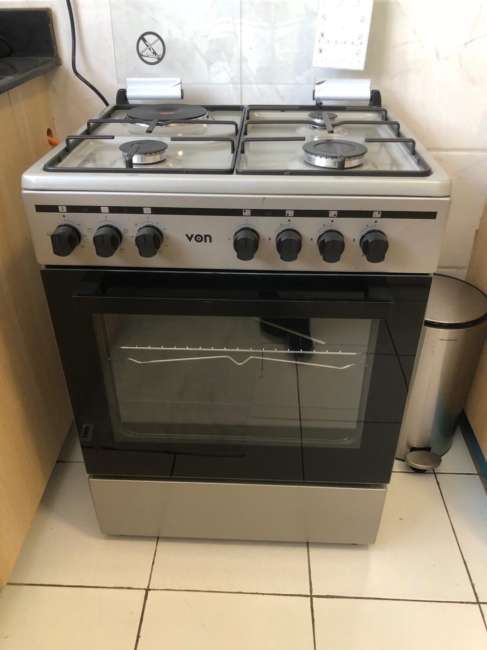 Von 4-Burner Gas Cooker with Oven Clean & Fully Functional 1 Von 4-Burner Gas Cooker with Oven Clean & Fully Functional