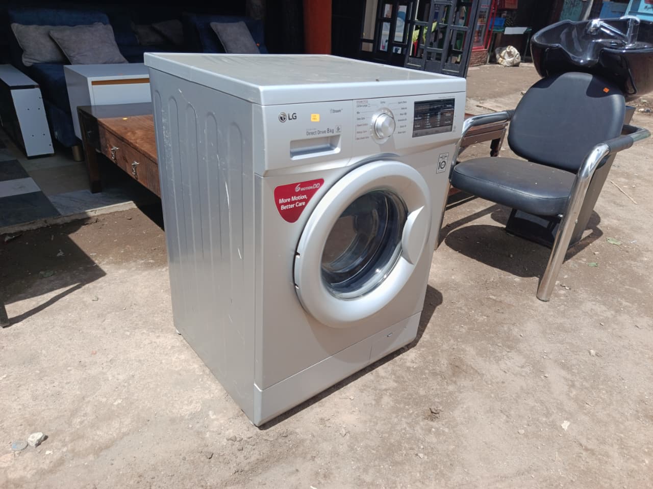 Clean LG 8KG Front Load Washing Machine FH4G7TDY5 1 LG 8KG Front Load Washing Machine FH4G7TDY5