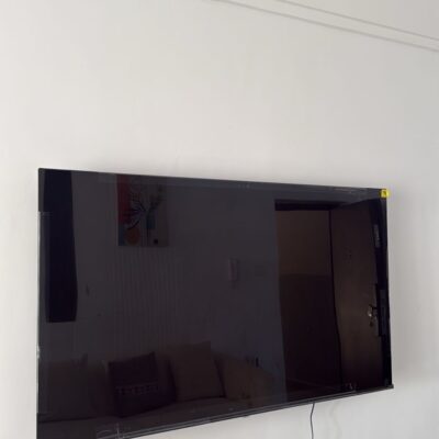 Clean Hisense 65 Smart Tv