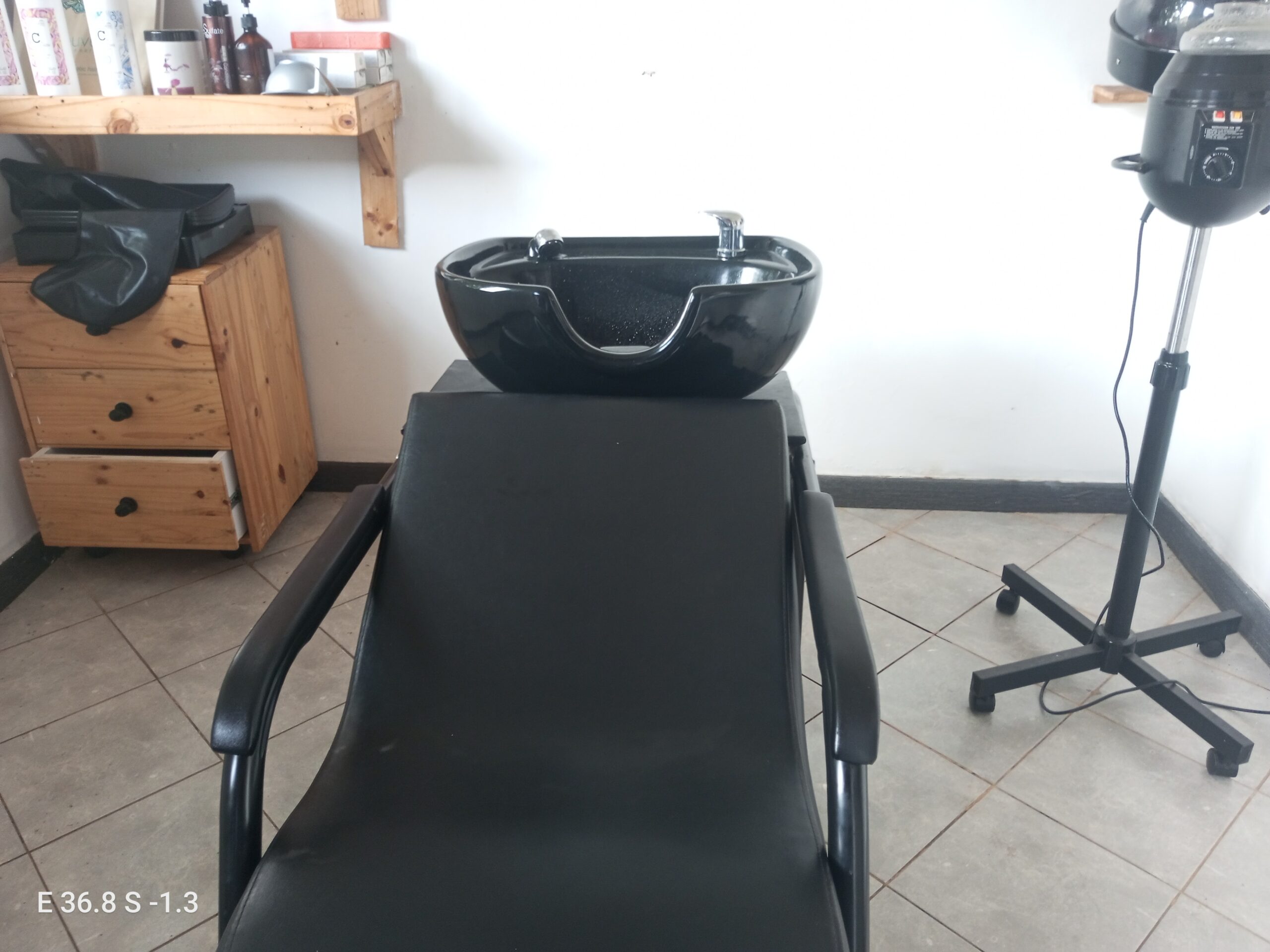 Salon Shampoo Chair With Black Ceramic Sink 
