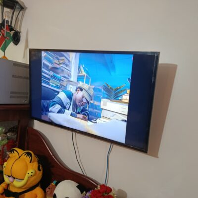 Clean Samsung 40” Smart TV