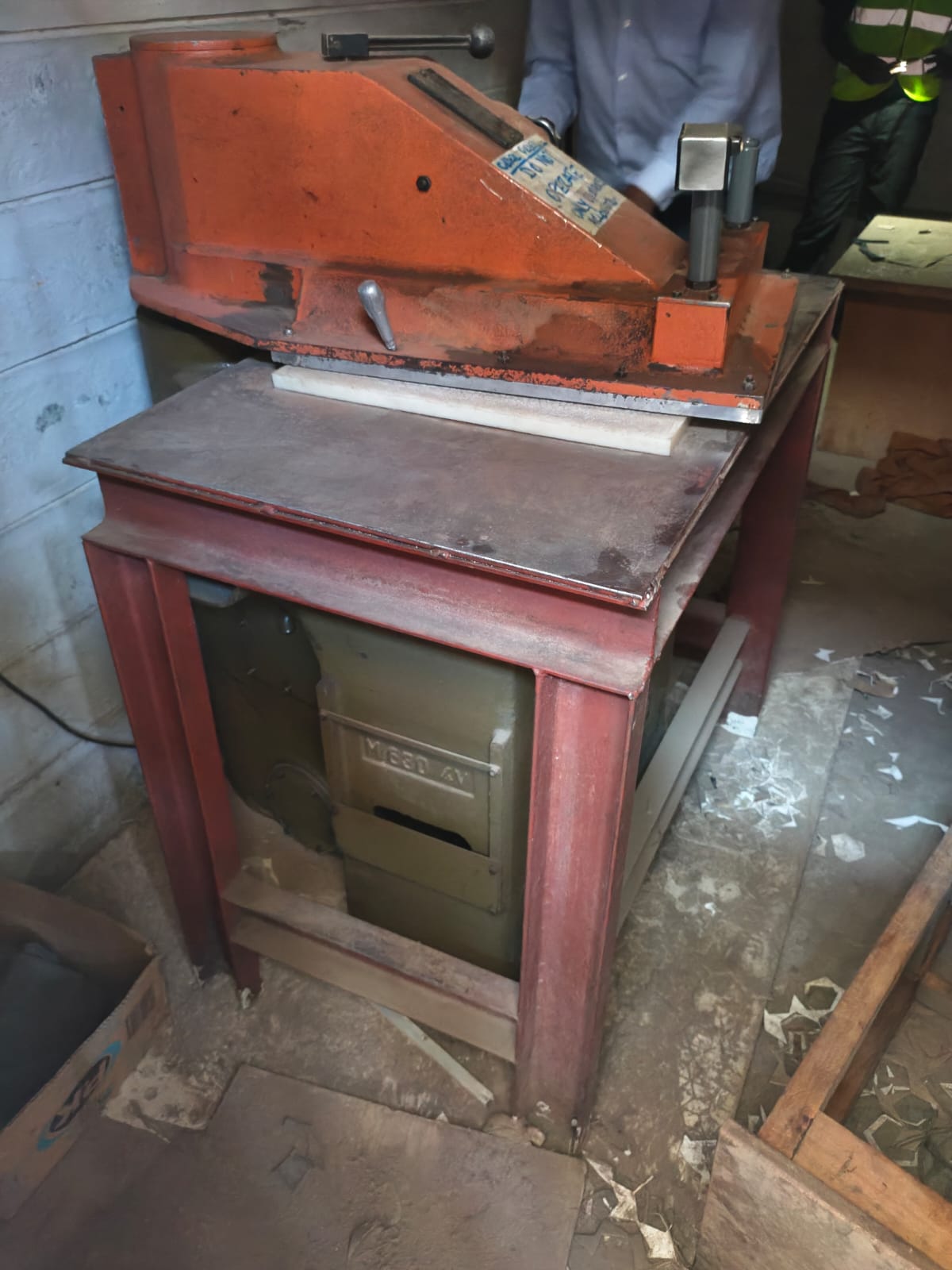 Cool Italian Atom G999 Swing Arm Clicker Cutting Press