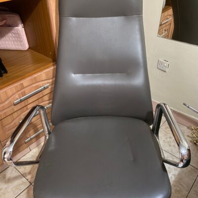 Clean High-back Office Chair