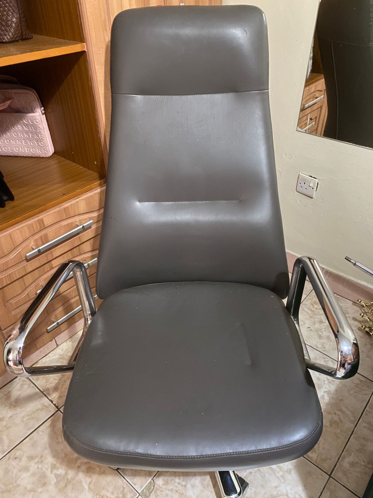 Clean High-back Office Chair