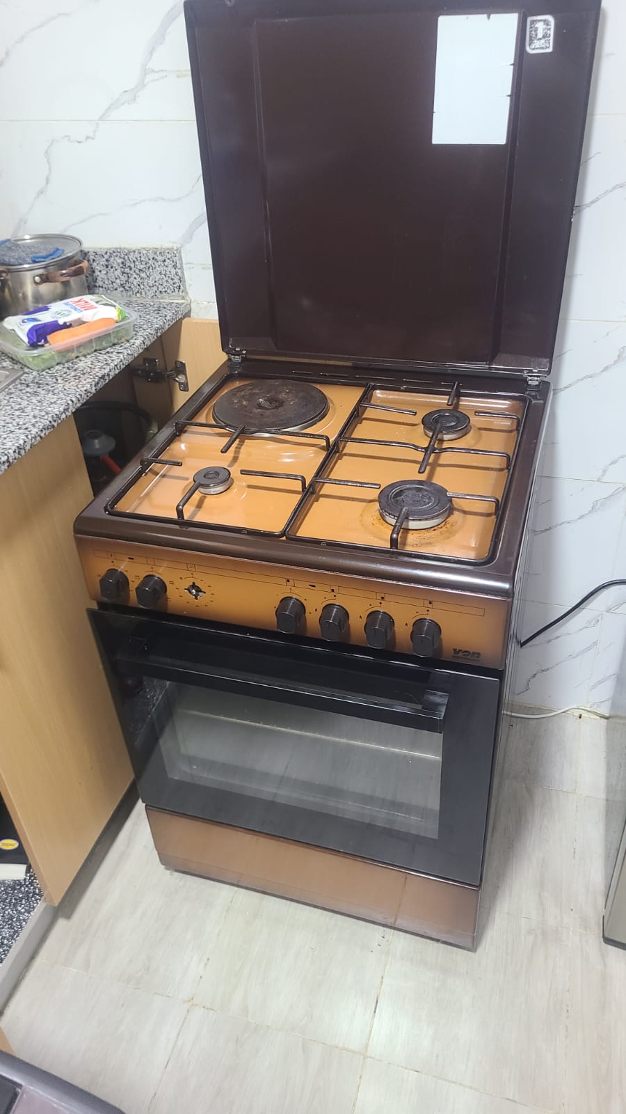 Clean Brown 4 burner VON cooker