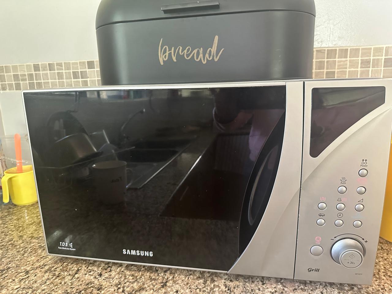 Clean Samsung GE107Y Microwave 