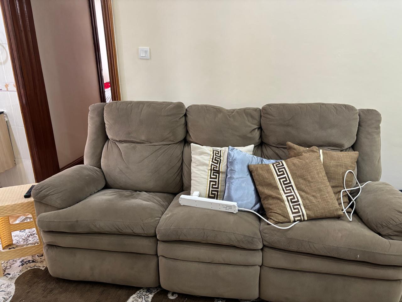 SPACIOUS BROWN 6 SEATER RECLINER SOFA 
