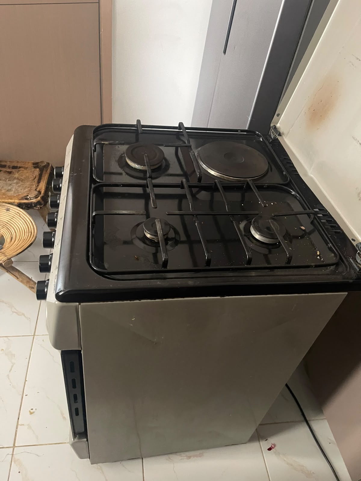 Clean 4 Burner (One Electric) cooker