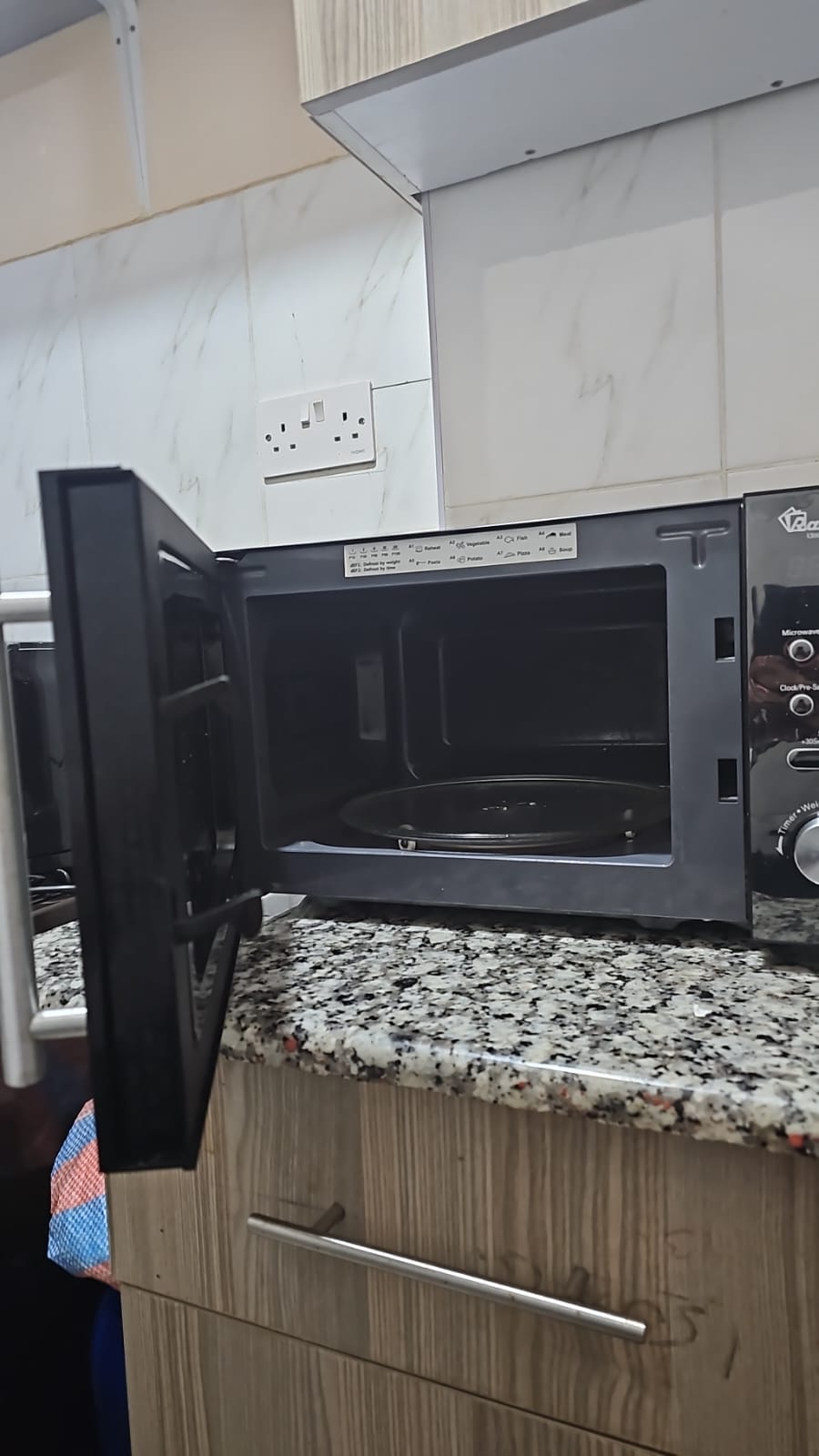 Clean 20L Ramtons Microwave