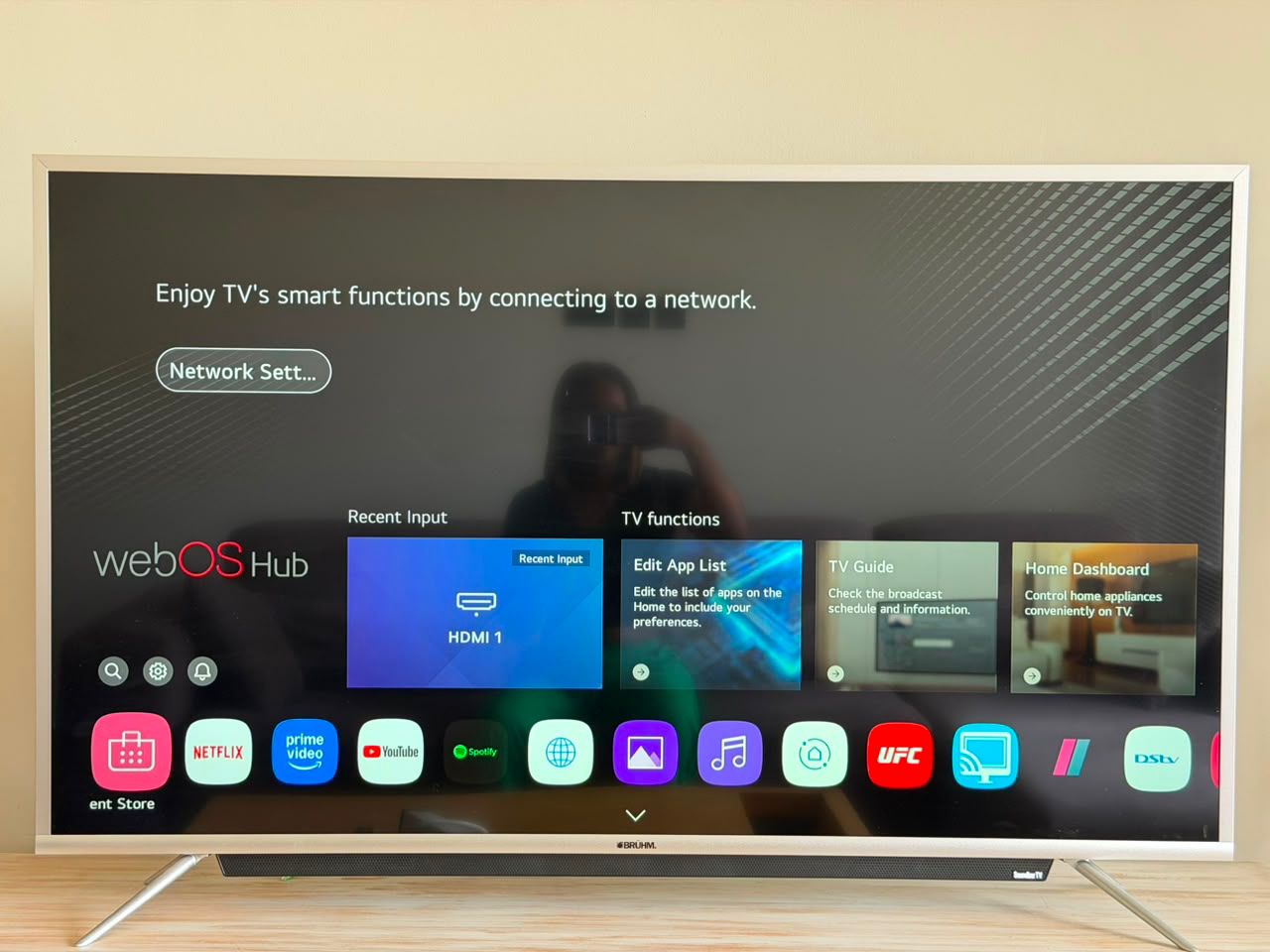 Clean 55-Inch Bruhum Smart TV