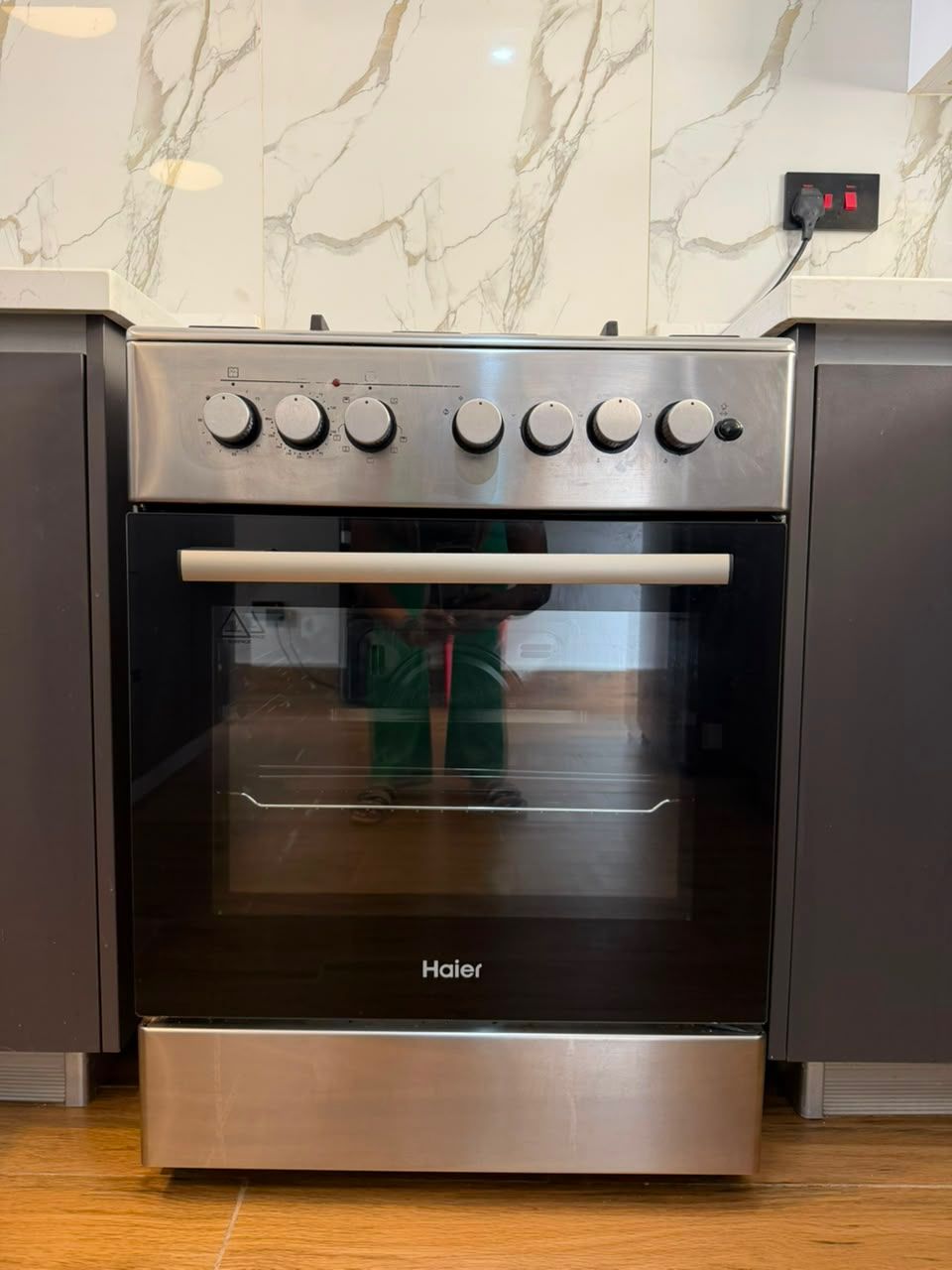 Clean 4-Burner Haier Cooker + Electric Oven