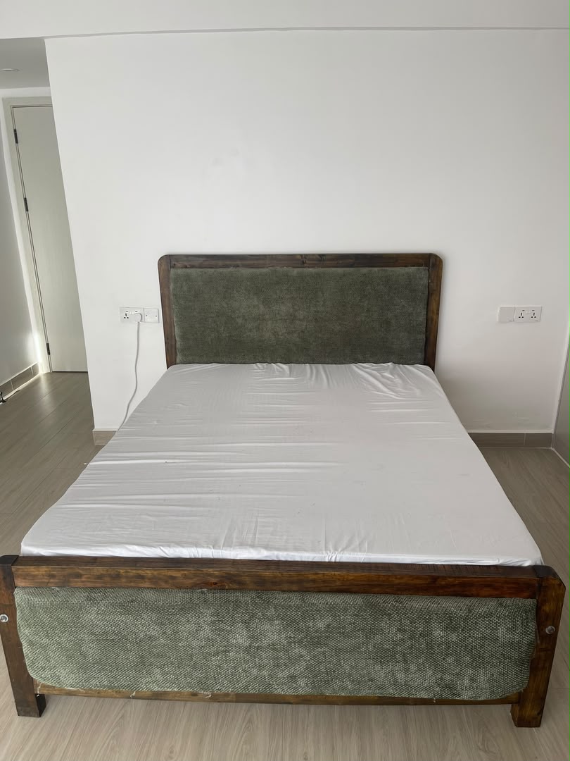 Modern Wood-Framed Mocket Bed 1 Modern Wood-Framed Mocket Bed